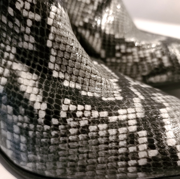 🌴NEW Women's Marc Fisher Snakeskin Ankle Boots - Picture 4 of 8